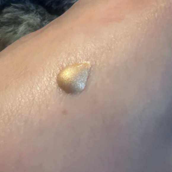 ⭐️LYS⭐️Aim High, Multi-use Liquid Highlighter in shade Brave⭐️ - Picture 4 of 9